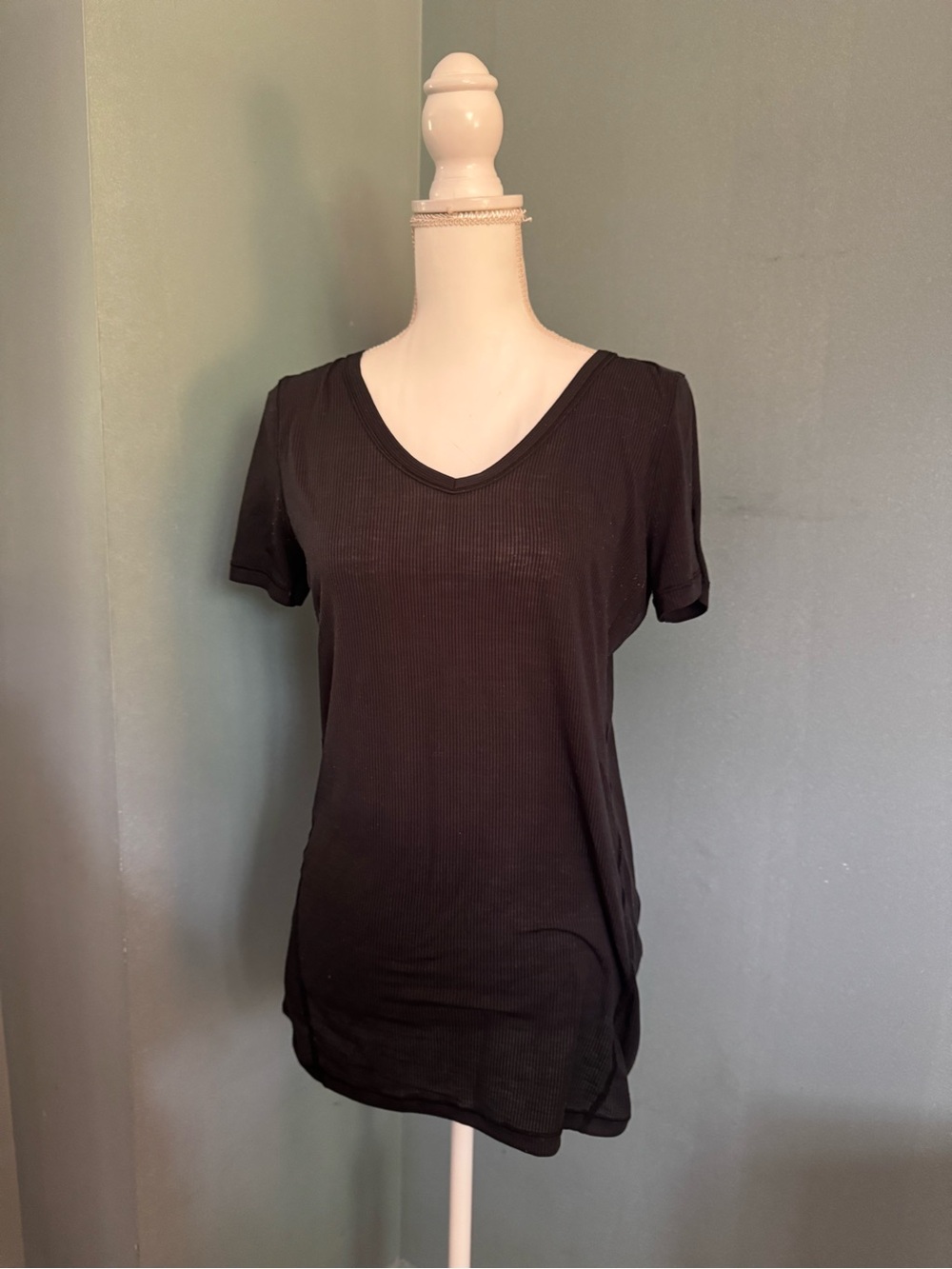 Lululemon lightweight ribbed semi-sheer Black V-Neck Women’s top tee 10 large